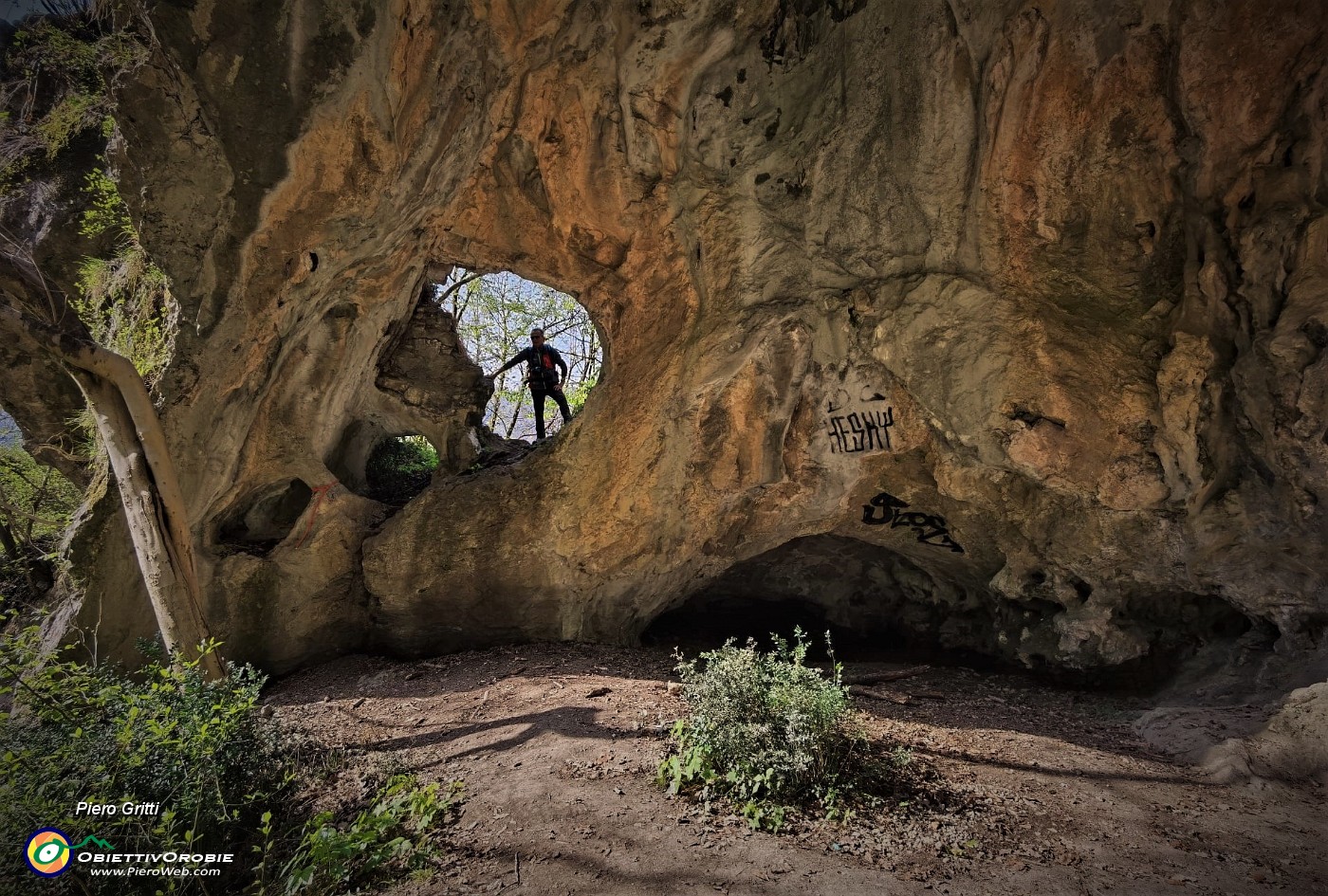 38 Dall'interno della grotta sono fotografato all'apertura.jpg